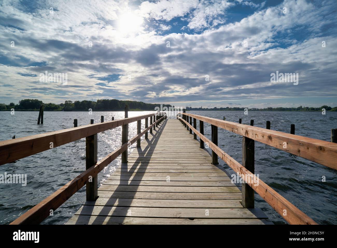 Attracco delle barche sulle rive del fiume Havel vicino a TÃ¶plitz in Germania Foto Stock