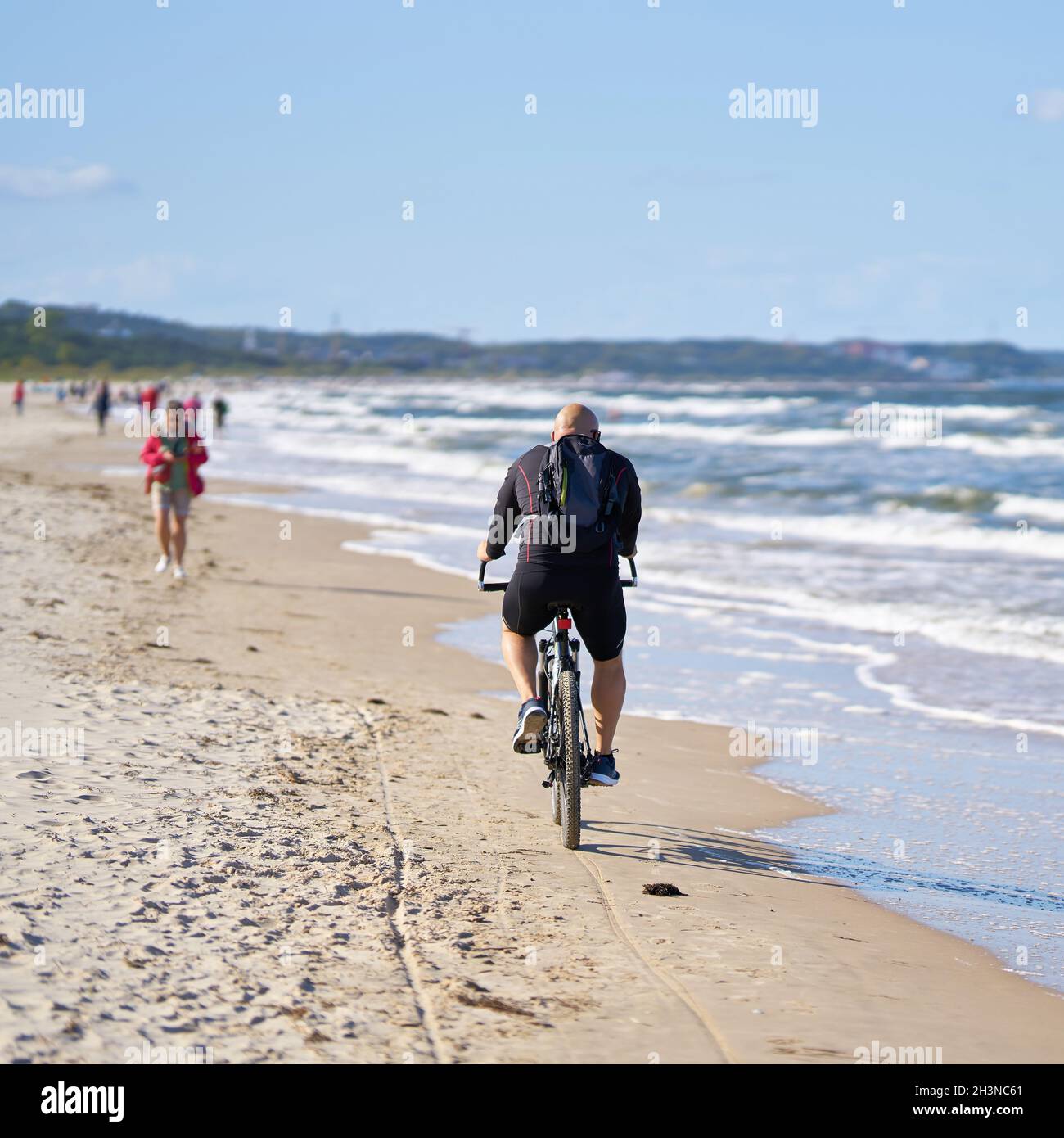 Ciclisti sulla spiaggia di Swinoujscie sulla costa del Mar Baltico polacco Foto Stock
