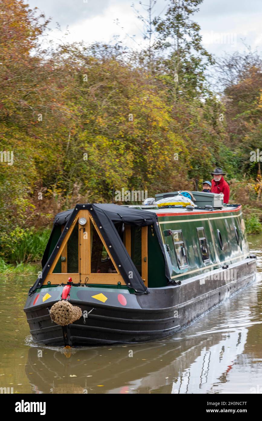 barca a vela tradizionale o chiatta sul canale grand union a braunston nel northamptonshire regno unito. canal narrowboat su grand union nella stagione autunnale. Foto Stock