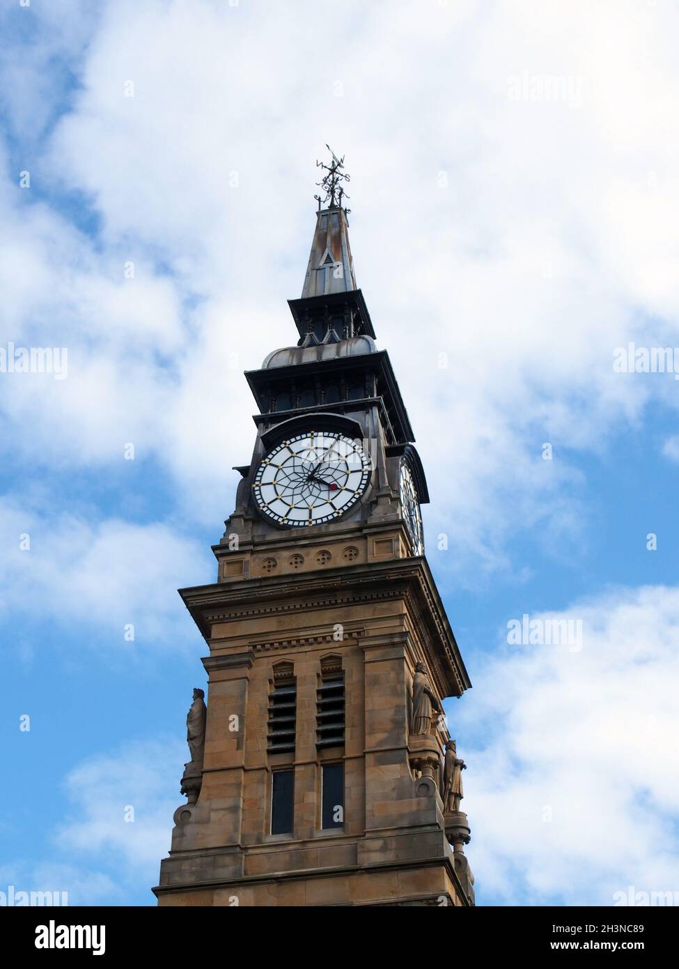 La torre dell'orologio dello storico edificio vittoriano atkinson a southport merseyside contro un cielo blu estivo Foto Stock