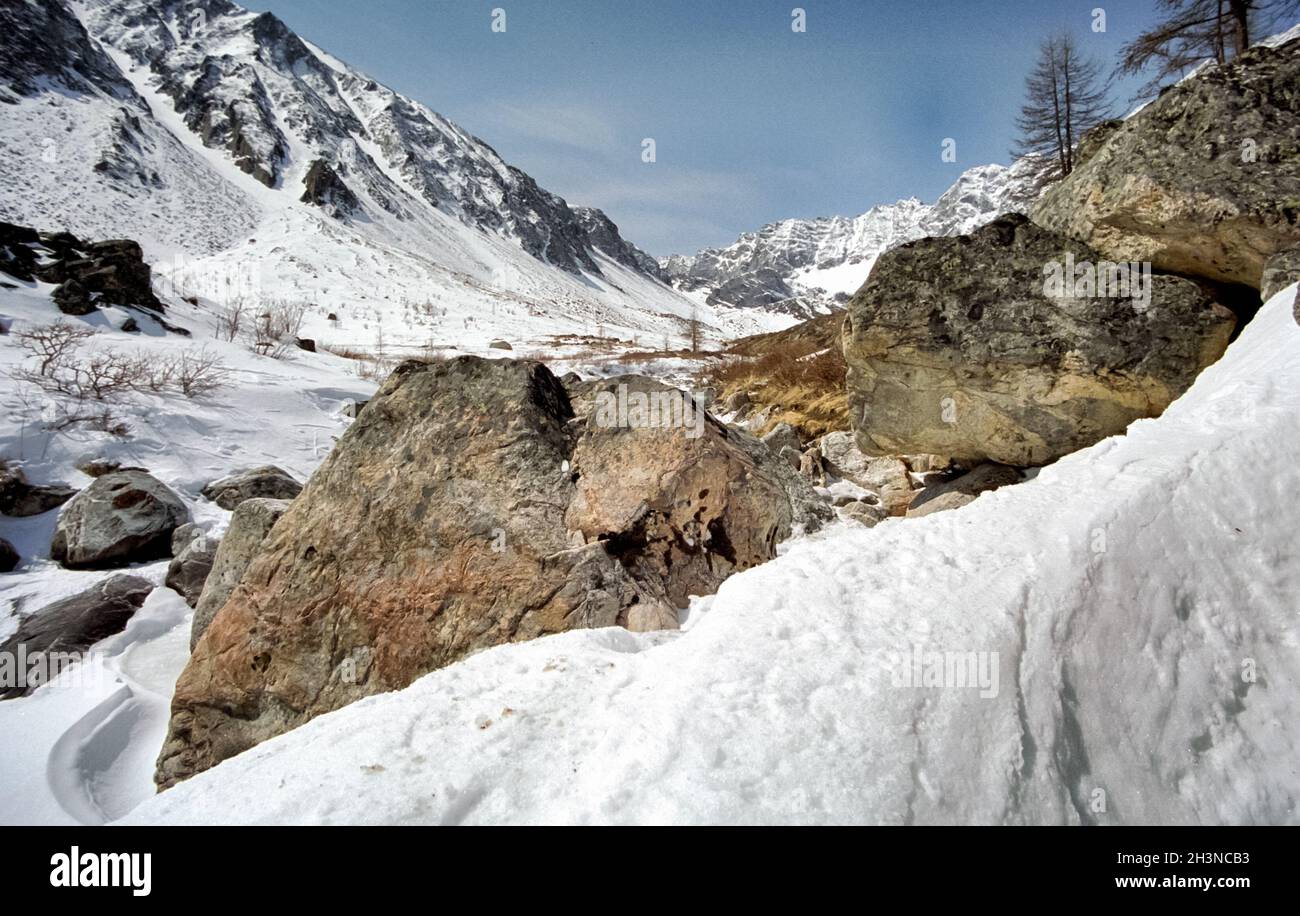 Monte Sayan in inverno nella neve. La natura delle montagne è sayan. Foto Stock