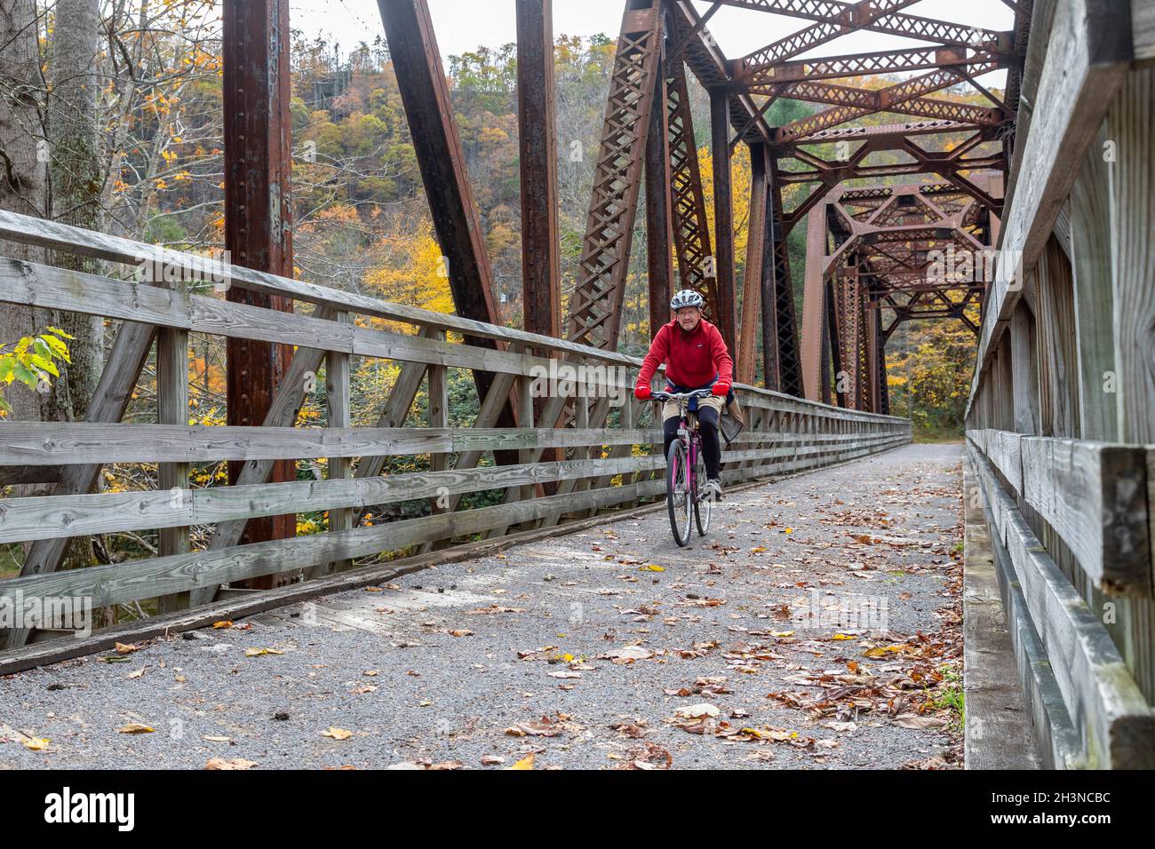 Martinton, West Virginia - John West, 75, corre in bicicletta sul Greenbrier River Trail. Il percorso ferroviario di 78 km costeggia il fiume Greenbrier. Ora a Foto Stock