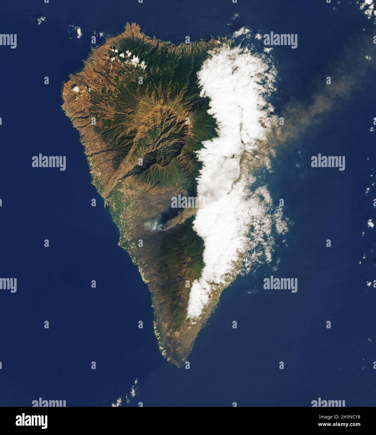 LA PALMA, Isole CANARIE - 26 settembre 2021 - l'operational Land Imager (oli) su Landsat 8 ha catturato un'immagine di colore naturale (sopra) di lava fluente t Foto Stock