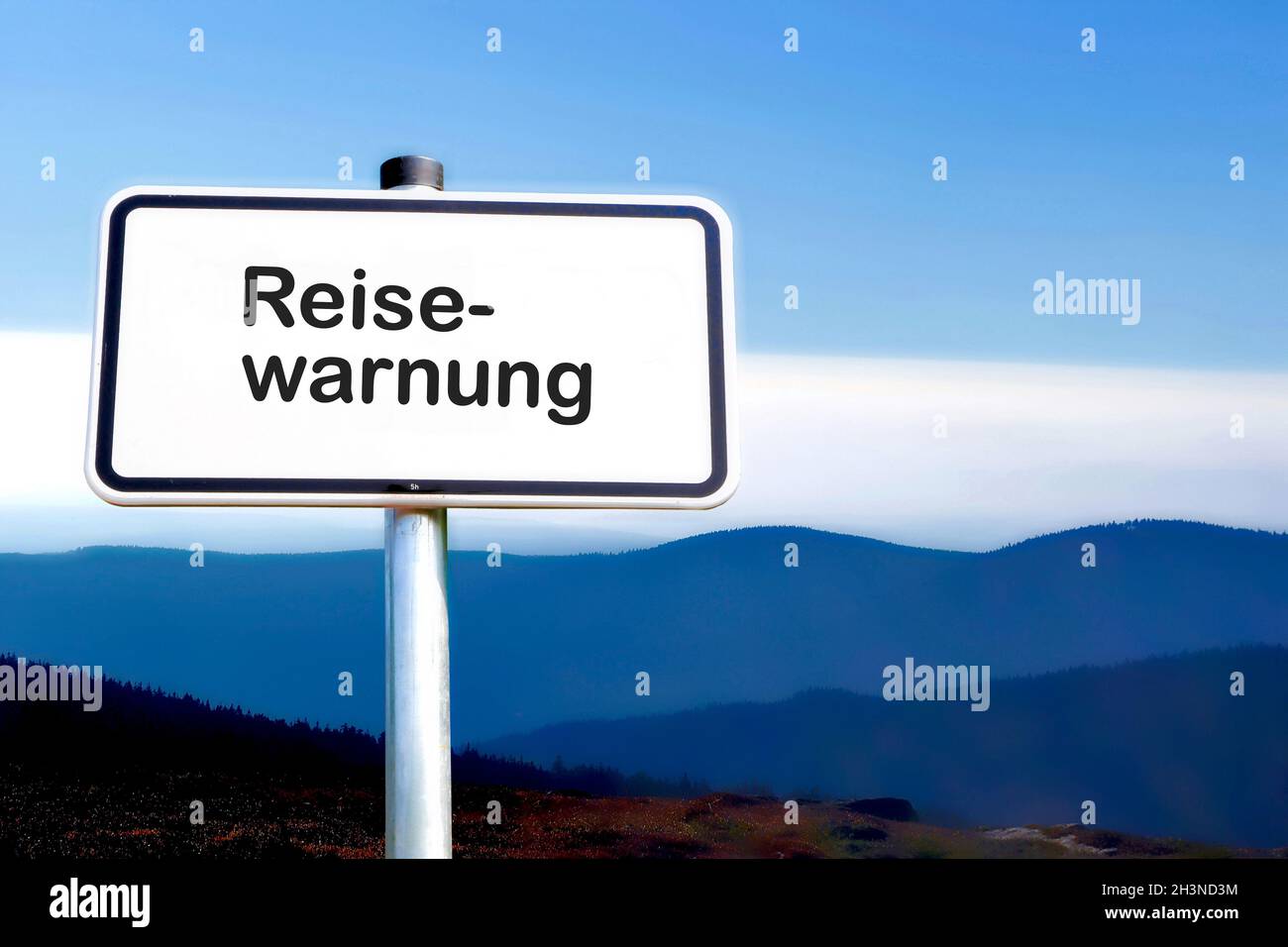Cartello con l'iscrizione di avviso di viaggio (Reisewarnung) in un centro vacanze Foto Stock