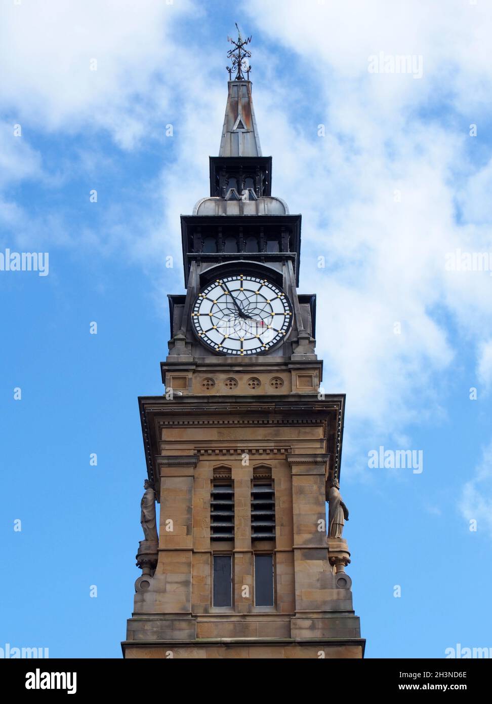 La torre dell'orologio dello storico edificio vittoriano atkinson a southport merseyside contro un cielo blu estivo Foto Stock