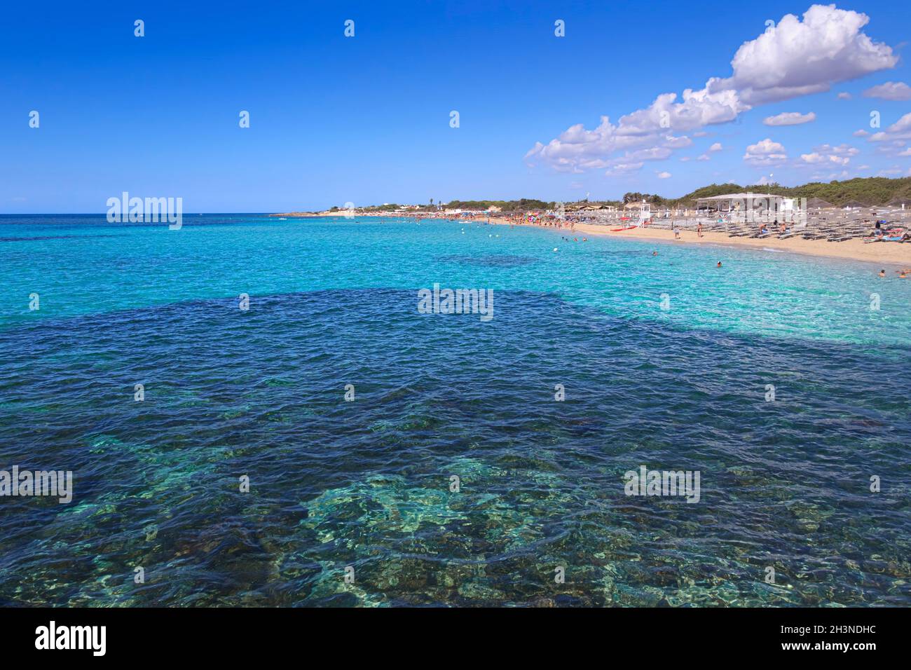 Torre Castiglione è una tipica spiaggia sabbiosa del Salento in Puglia, regione dell'Italia meridionale. Foto Stock