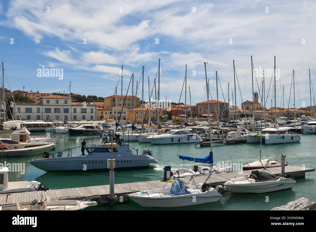 Un motoscafo della polizia Finanza Italiana che entra nel porto del villaggio di pescatori in estate, San Vincenzo, Livorno, Toscana, Italia Foto Stock