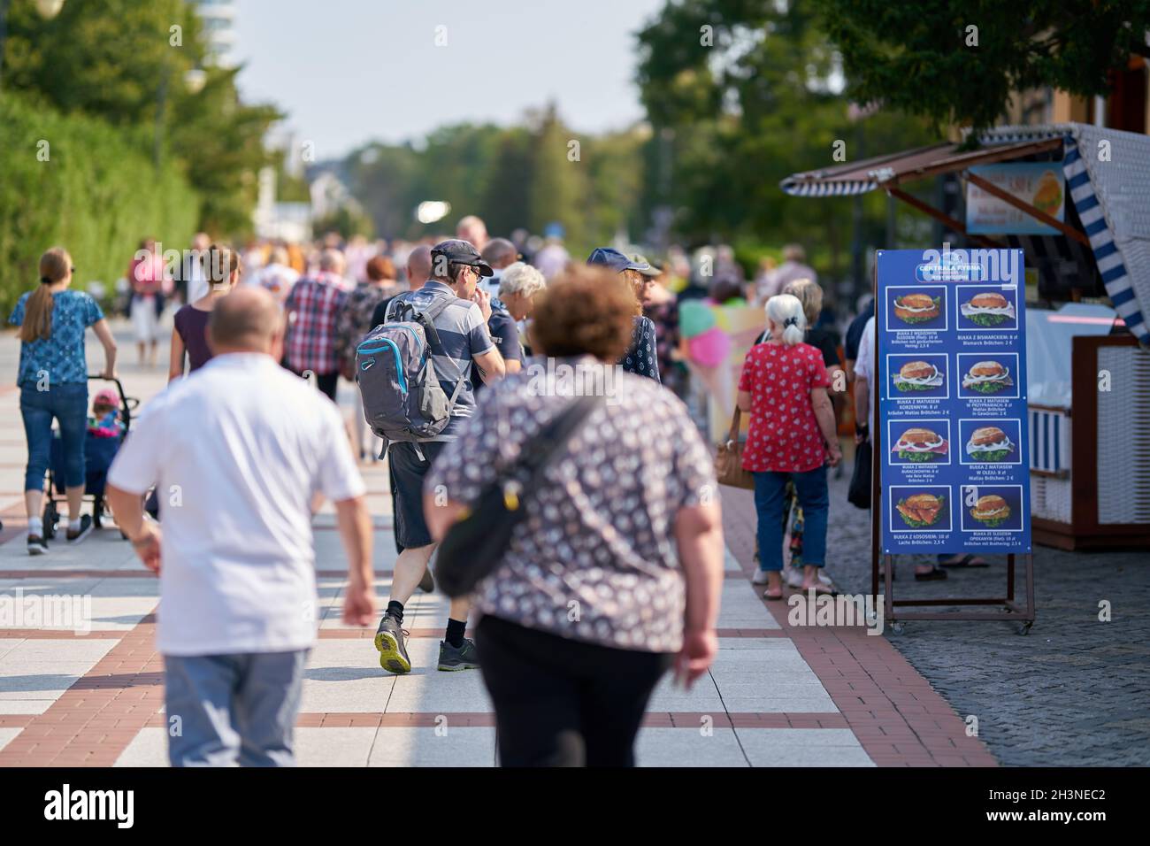 I turisti sulla popolare passeggiata sulla spiaggia di Swinoujscie con molti snack bar e stand Foto Stock