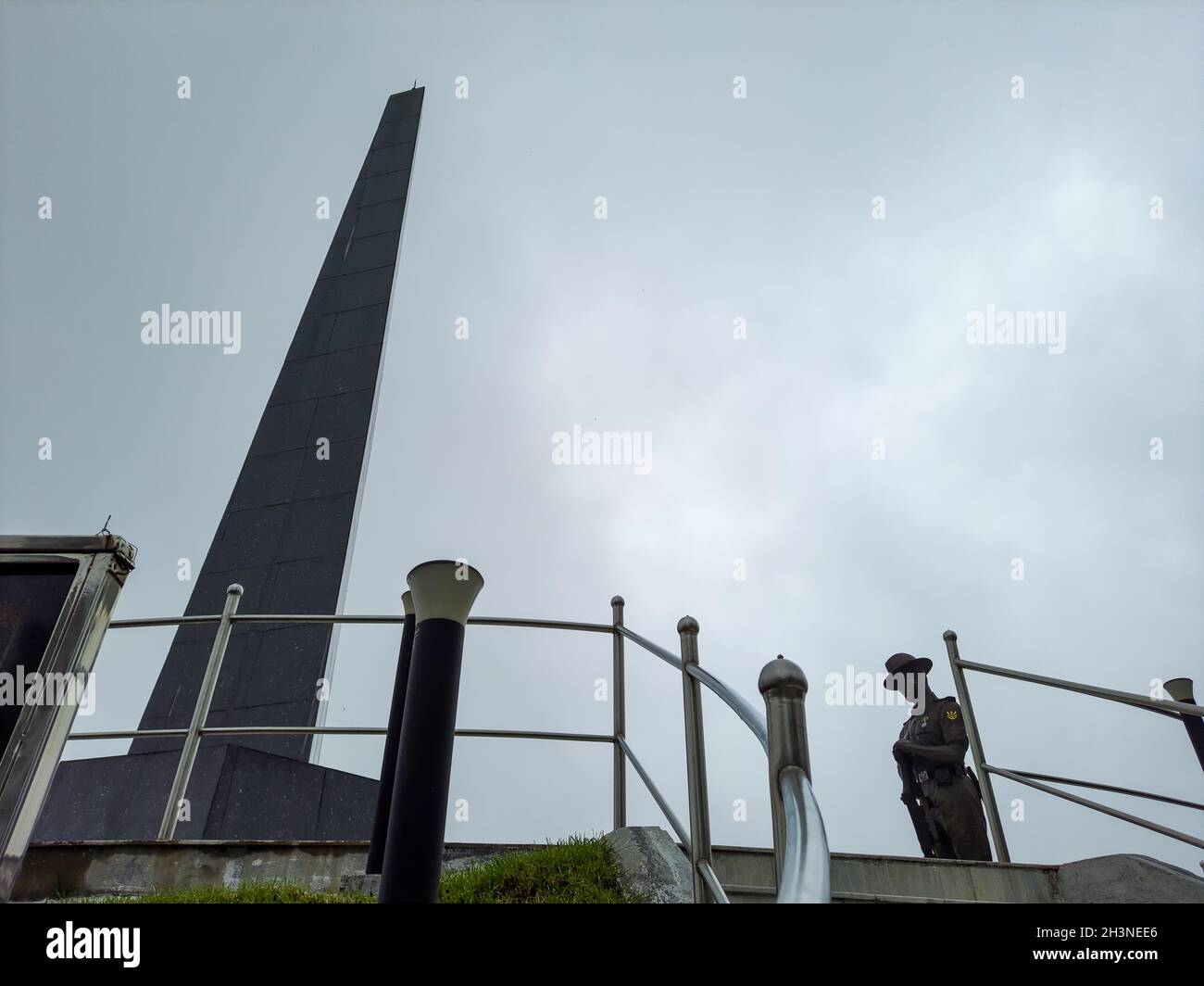 monumento di guerra in ricordo di coraggiosi soldati al giorno di nebbia immagine è preso a batista loop darjeeling west bengala india. Foto Stock