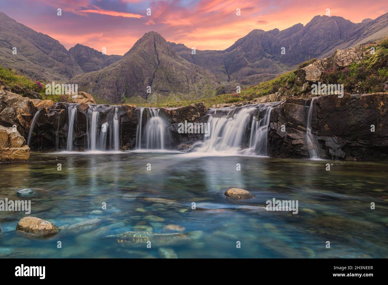 Tramonto incredibile alle piscine Fairy, Glen fragile, Isola di Skye, Scozia Foto Stock