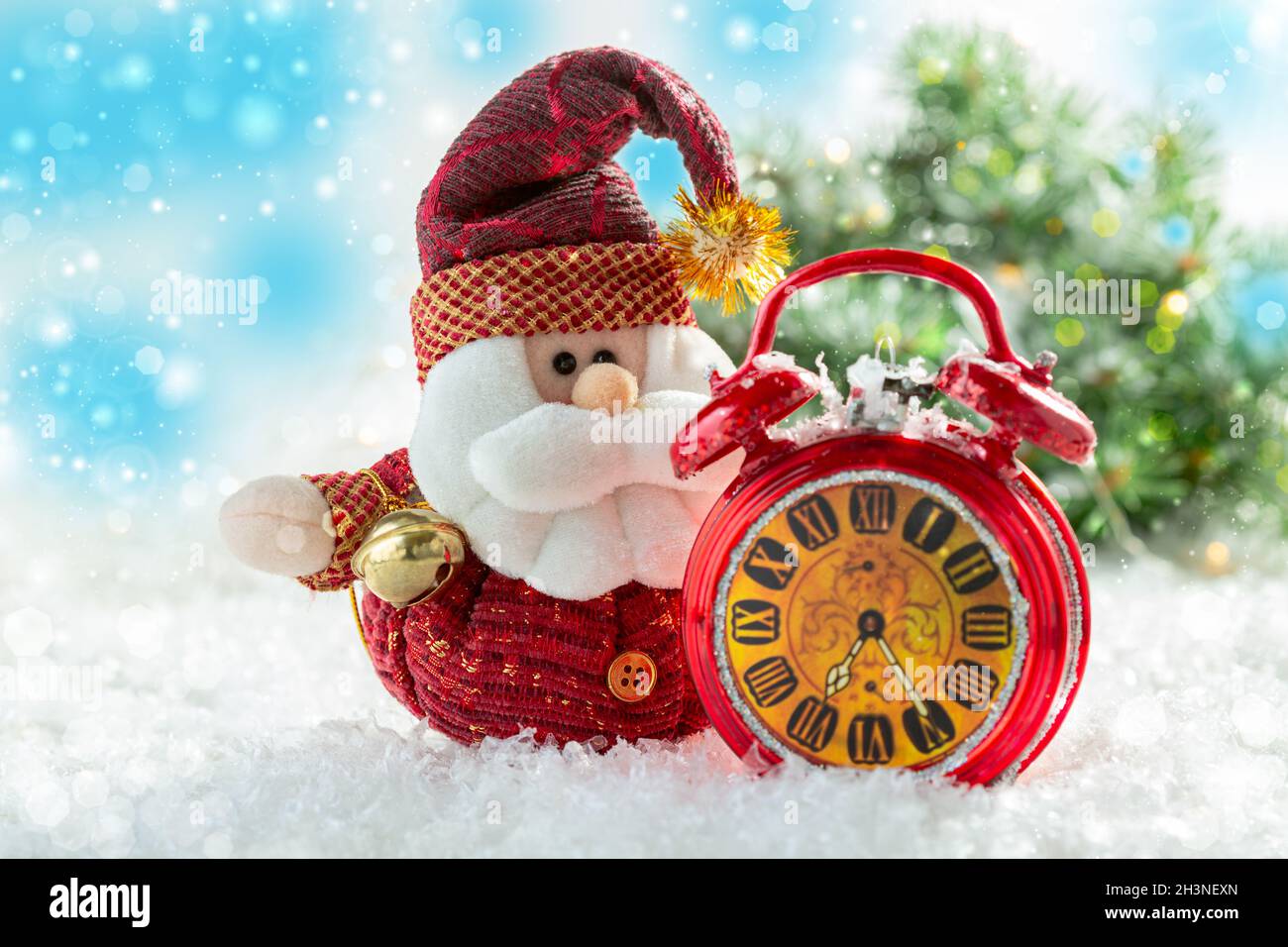 Babbo Natale con una campana e una sveglia rossa. Foto Stock