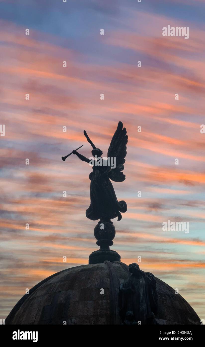 Statua dell'Angelo in cima al Monumento della Regina Vittoria in Derby Square a Liverpool al tramonto Foto Stock