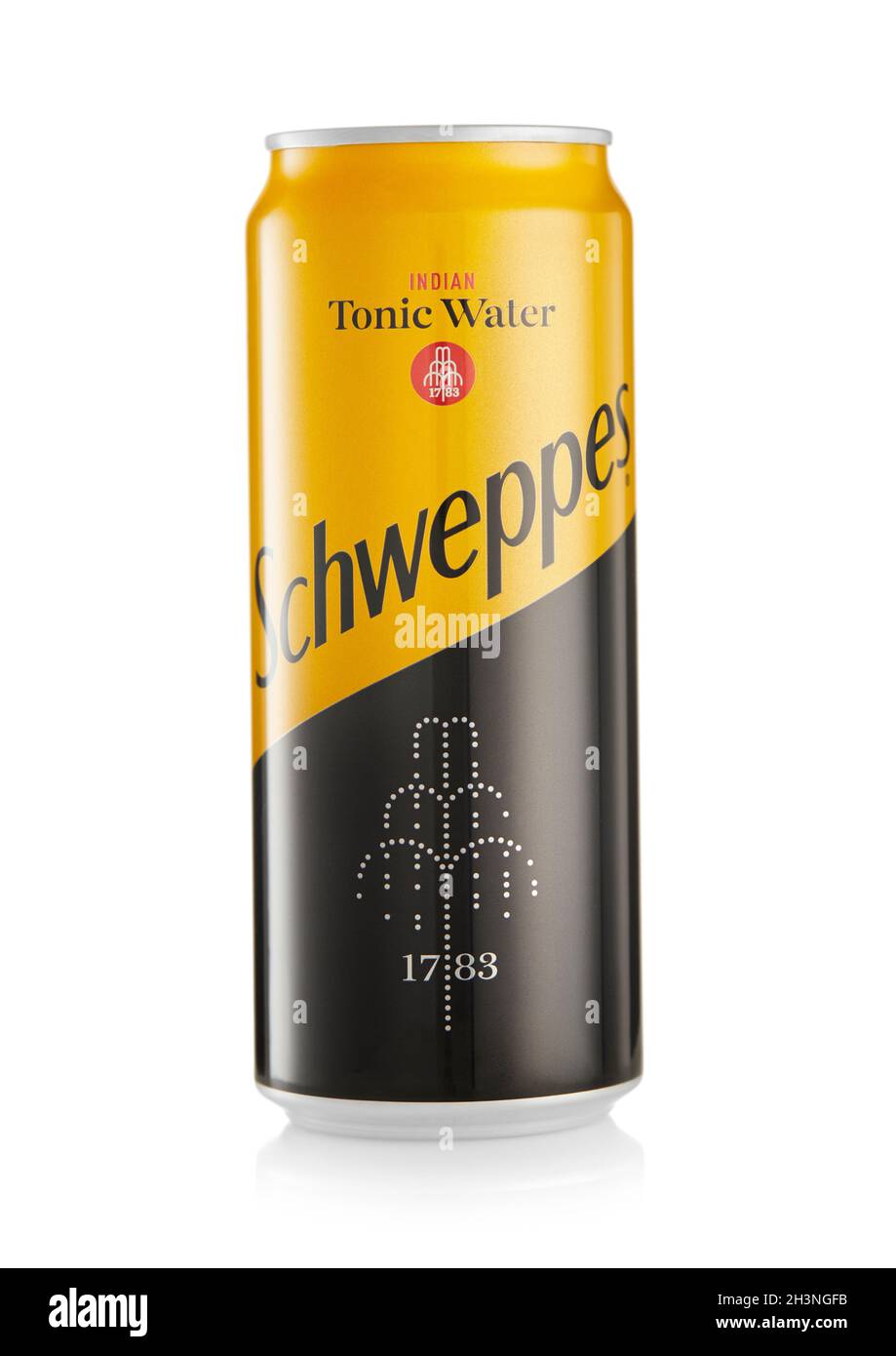 LONDRA,UK - 21 OTTOBRE 2021 : lattina di alluminio della bevanda analcolica di acqua tonica indiana di Scheppes su bianco Foto Stock