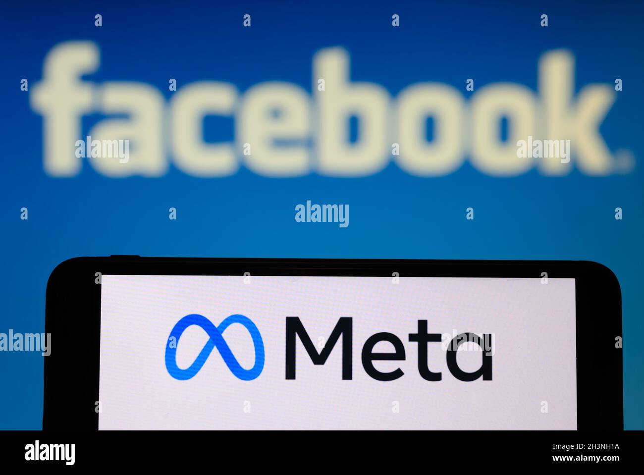 Ucraina. 29 ottobre 2021. In questa illustrazione, il logo Meta viene visualizzato su uno smartphone con il logo Facebook sullo sfondo. Facebook per modificare il nome aziendale in Meta. (Foto di Mykola TYS/SOPA Images/Sipa USA) Credit: Sipa USA/Alamy Live News Foto Stock