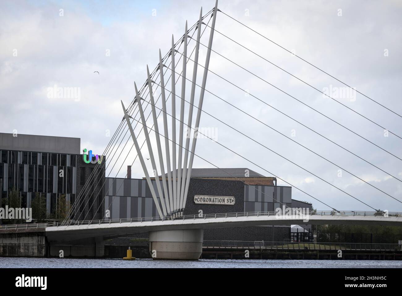 Lo studio ITV accanto al canale della nave di Manchester a Salford Quays, dove è girato Coronation Street. Foto Stock