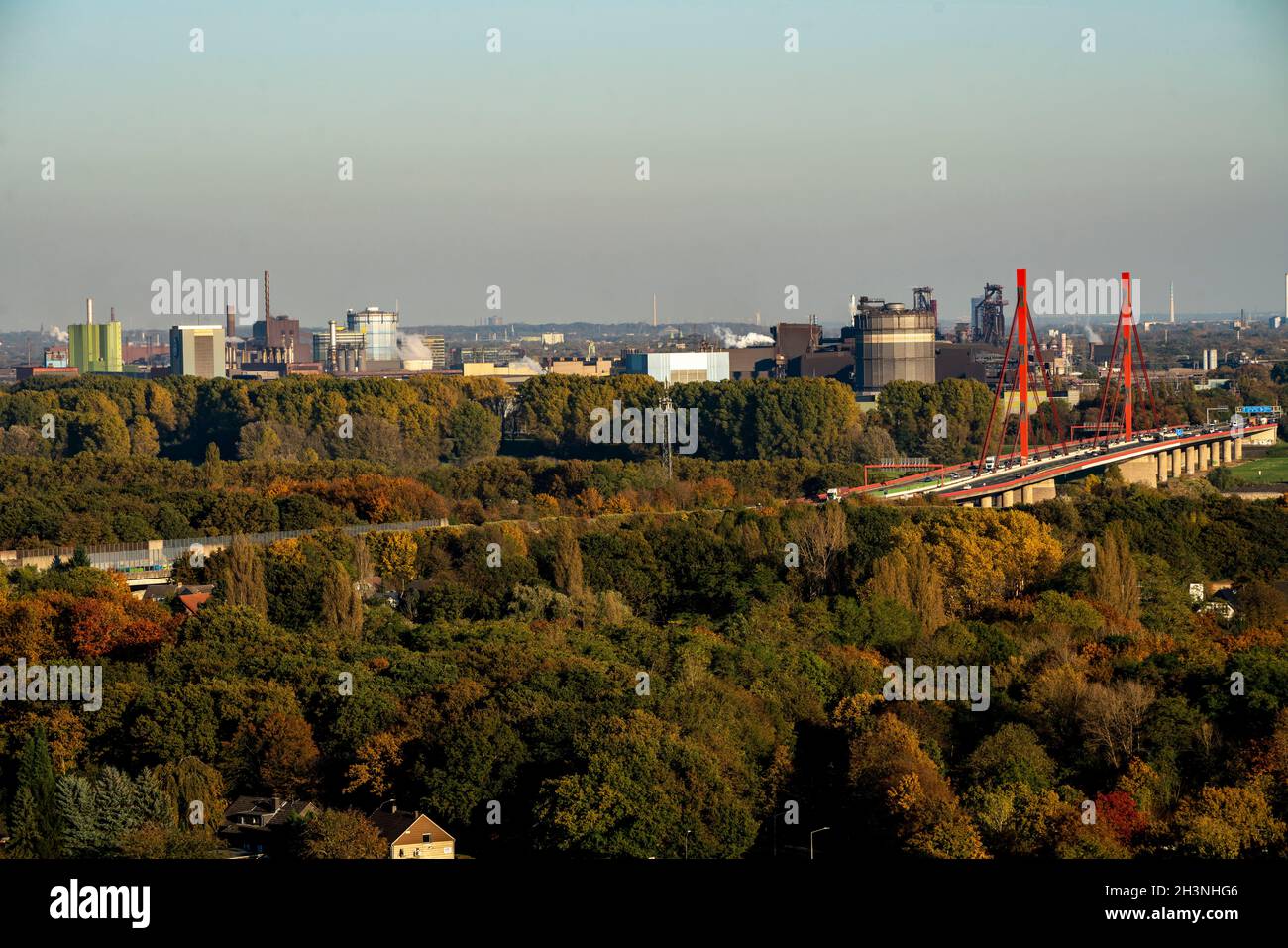 Ponte autostradale della A42 sul Reno nei pressi di Duisburg Beeckerwerth, ThyssenKrupp Steel, altoforni, Duisburg, NRW, Germania Foto Stock