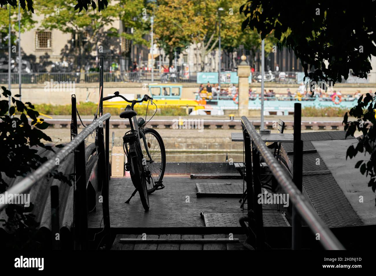 Bicicletta a bordo di una nave sul fiume Sprea vicino Il Fischerinsel a Berlino Foto Stock