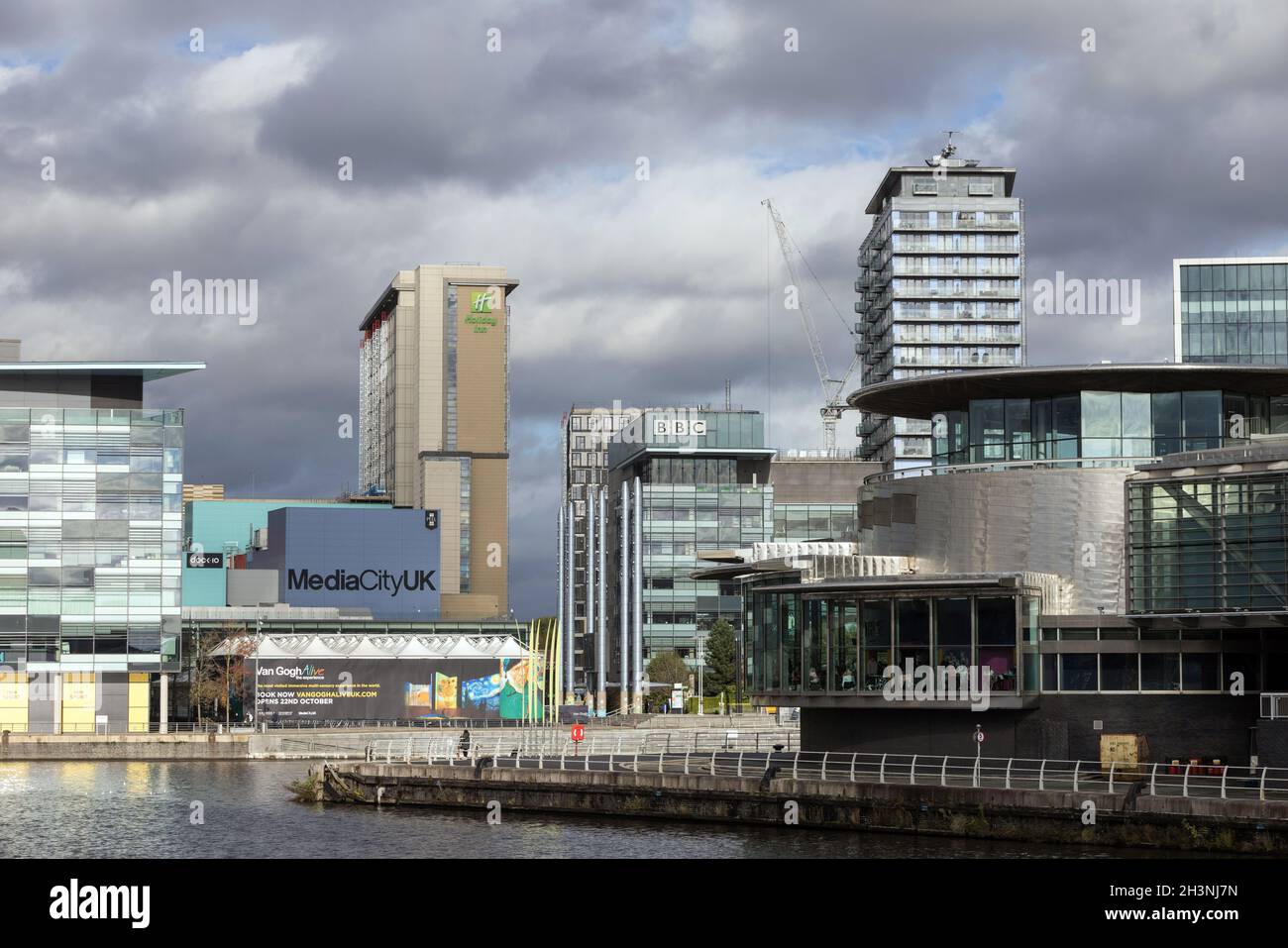 Media City, Salford Quays, Greater Manchester, con il teatro Lowry in primo piano Foto Stock