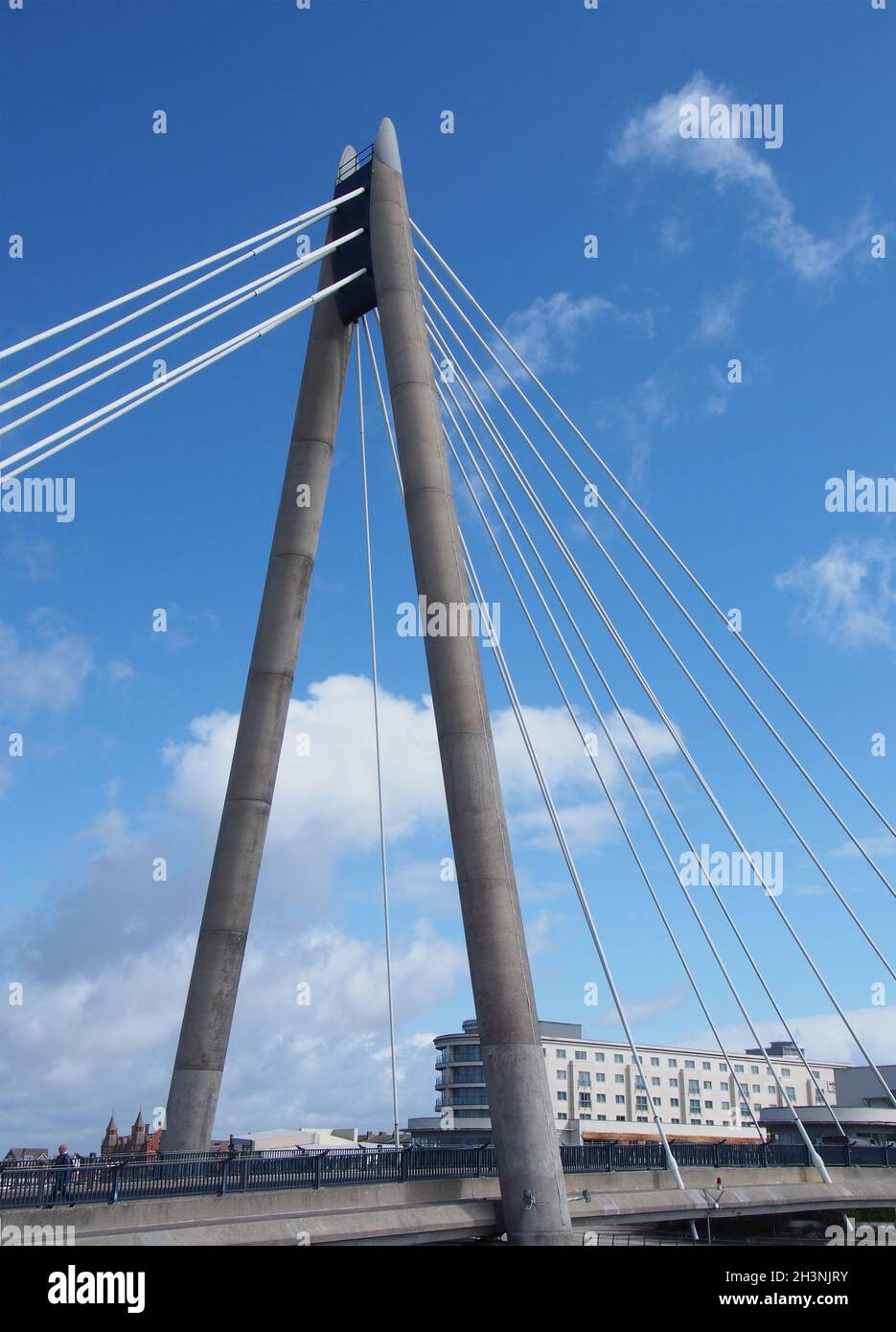 La torre di cemento e i cavi del ponte sospeso a southport merseyside contro un cielo blu Foto Stock