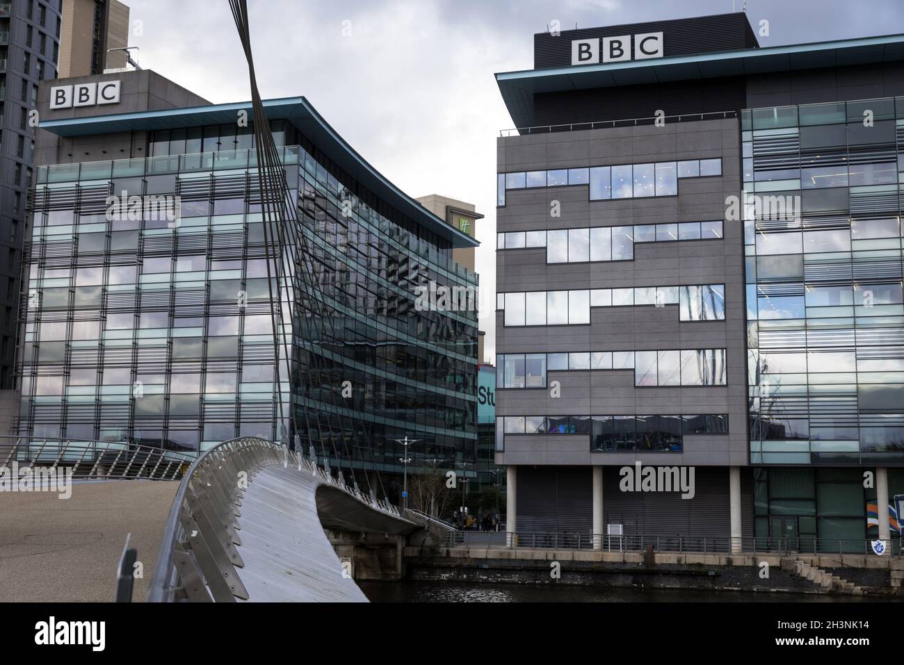 BBC edifici lungo il canale della nave di Manchester a Salford Quays Foto Stock