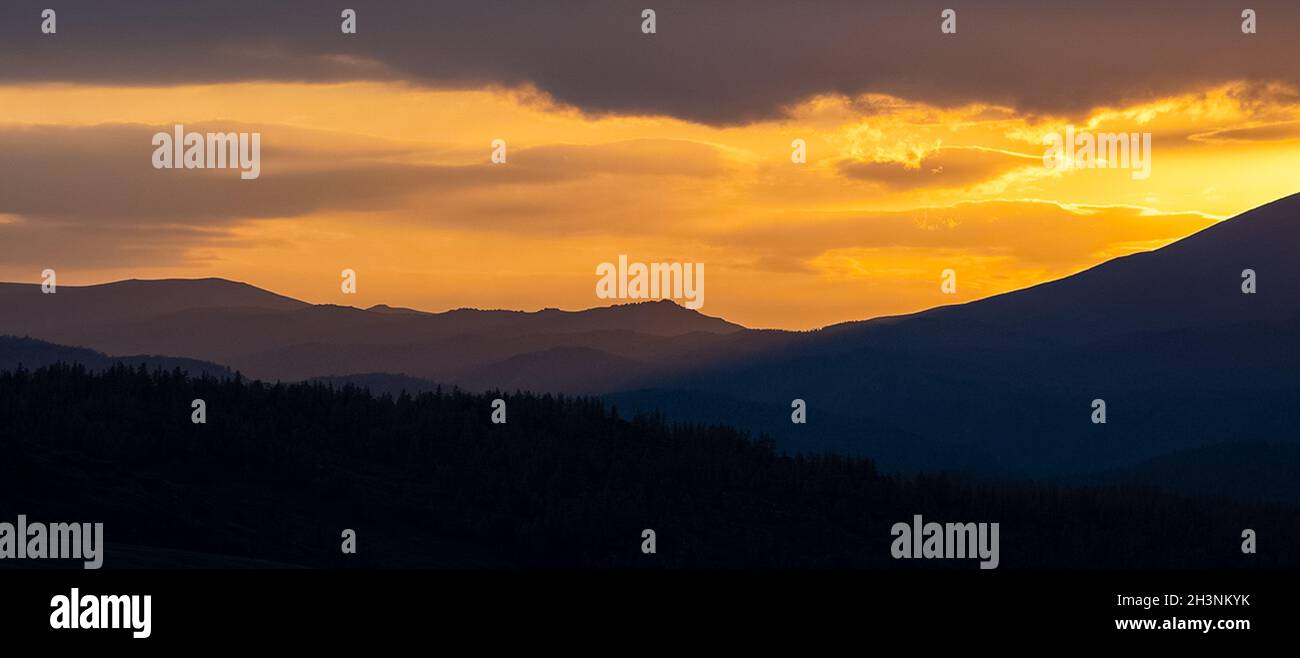 Paronama - tramonto sulle montagne altai. Foto Stock