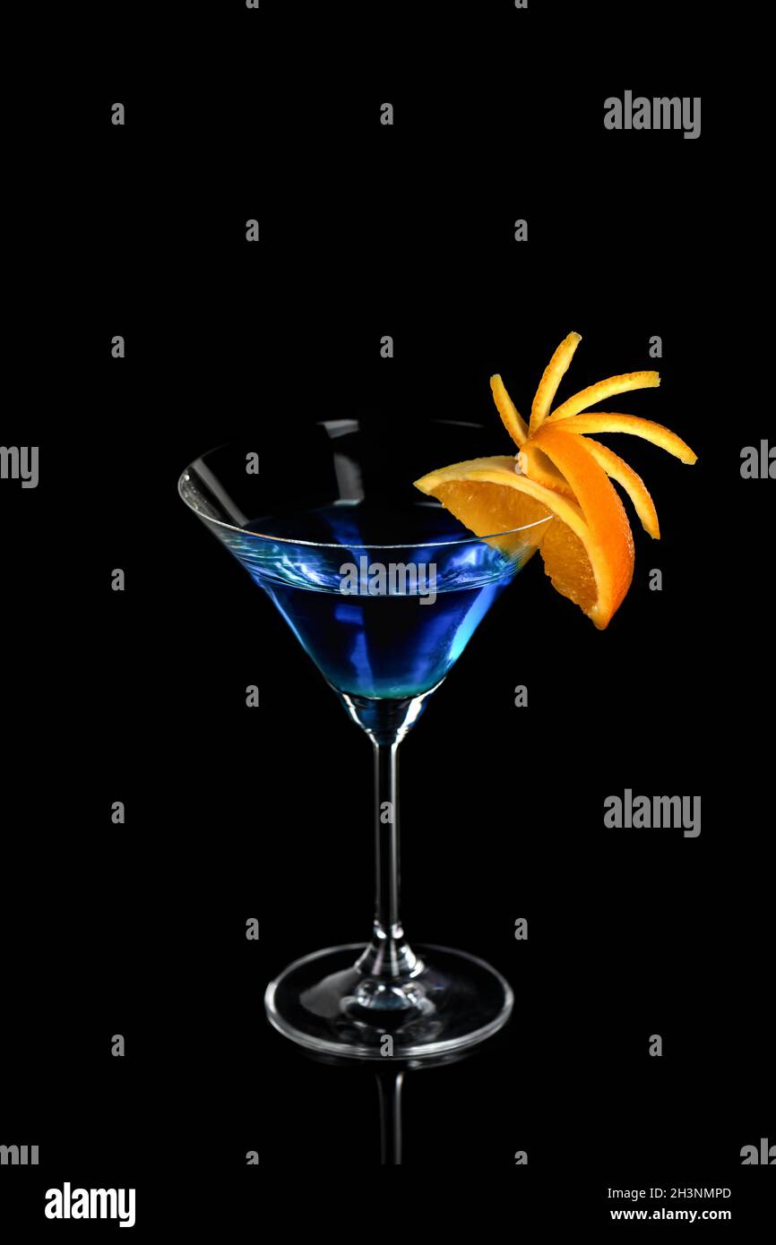 Decorazione per un cocktail di arancio. Presentazione elegante e originale. Martini Blue Curacao su un bl Foto Stock