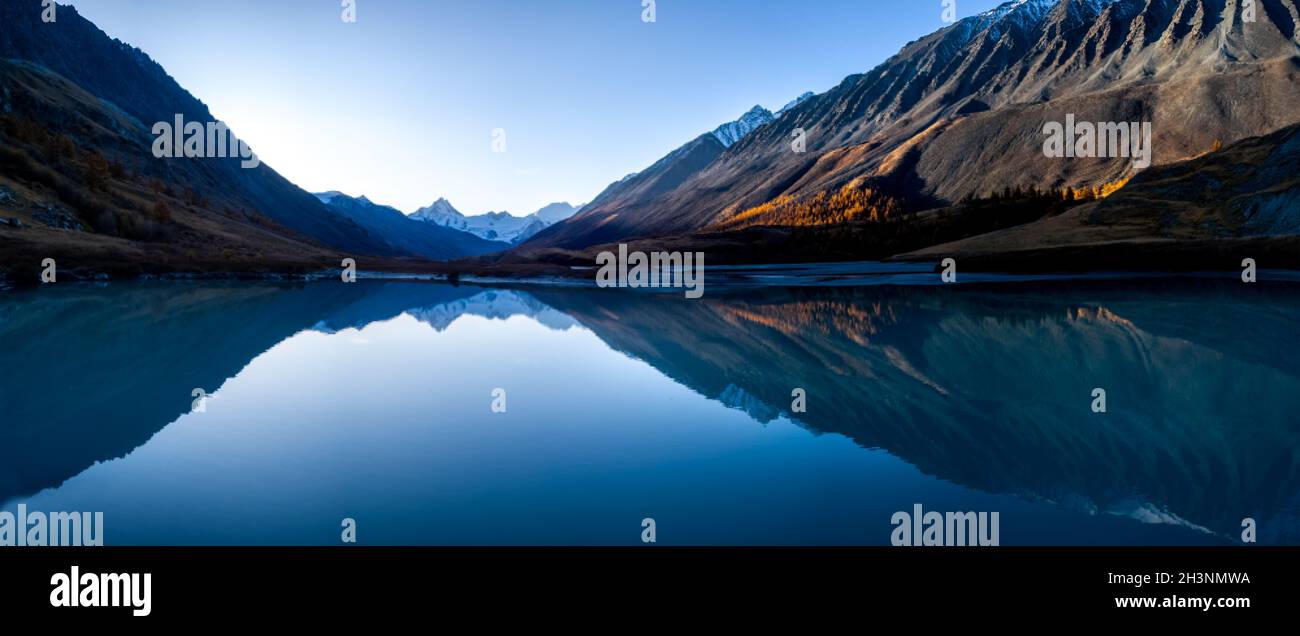 Lago sui Monti Altai. Panorama del paesaggio Altai in montagna. Il periodo dell'anno è l'autunno. Foto Stock