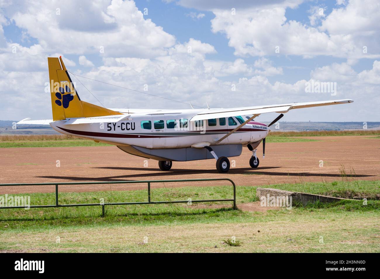 Esterno del velivolo Mombasa Air Services Cessna Caravan 208B presso la pista di Musiara, Masai Mara, Kenya Foto Stock