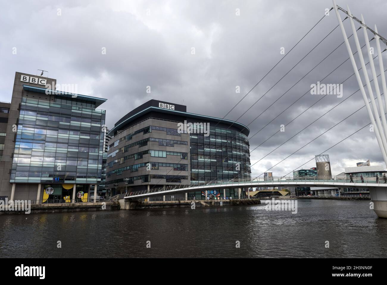 BBC edifici lungo il canale della nave di Manchester a Salford Quays Foto Stock