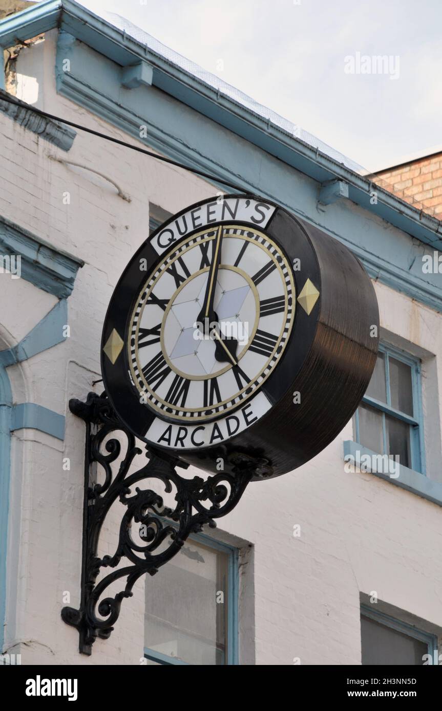 Vecchio orologio e cartello sul palazzo della galleria delle regine a Briggate nel centro di Leeds Foto Stock