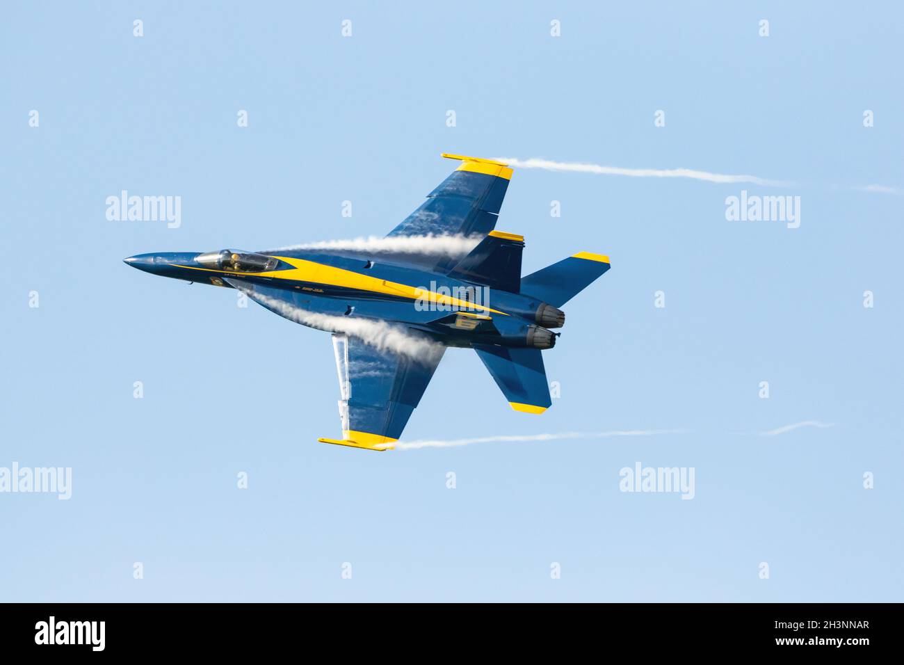 Un fa-18 del team di dimostrazione aerea United States Navy Blue Angels che si esibisce in volo all'evento Airshow London SkyDrive del 2021 a Londra, ON. Foto Stock