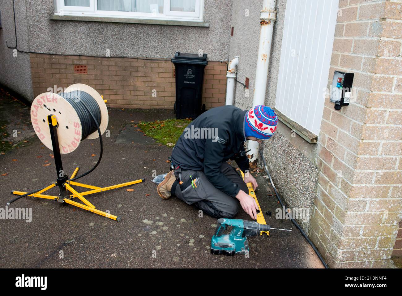 Installazione di un punto di ricarica per auto elettriche in una casa di Aberdeen Scozia Foto Stock