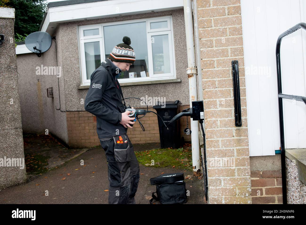 Installazione di un punto di ricarica per auto elettriche in una casa di Aberdeen Scozia Foto Stock