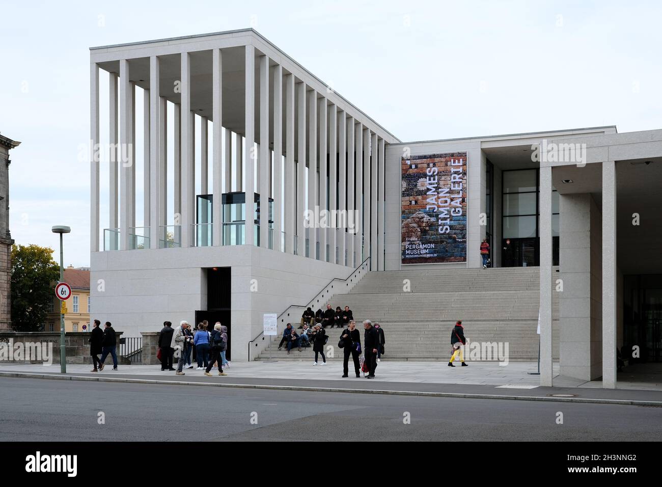 Berlino, Germania, 19 ottobre 2021, vista frontale della Galleria James Simon con scala e ingresso. Foto Stock