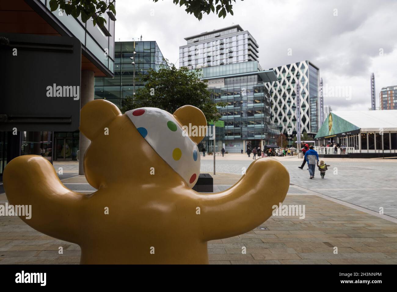 Pudsey Bear si affaccia sulla piazza di Media City, Salford Quays Foto Stock