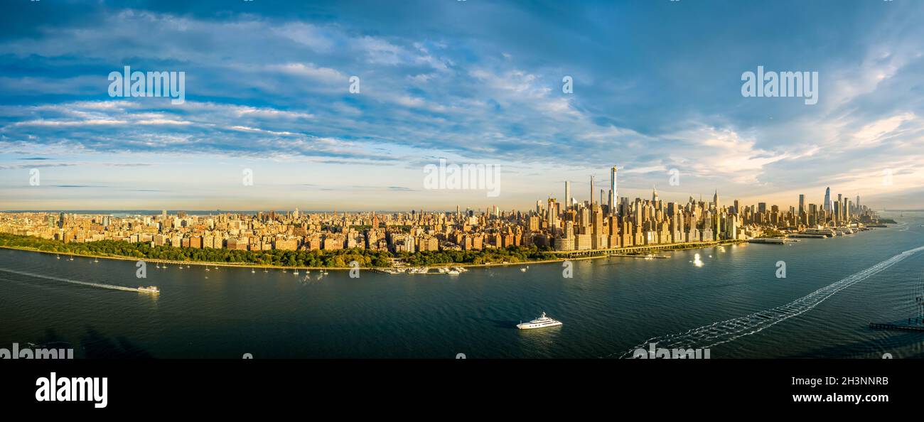 Antenna New York City waterfront skyline Foto Stock