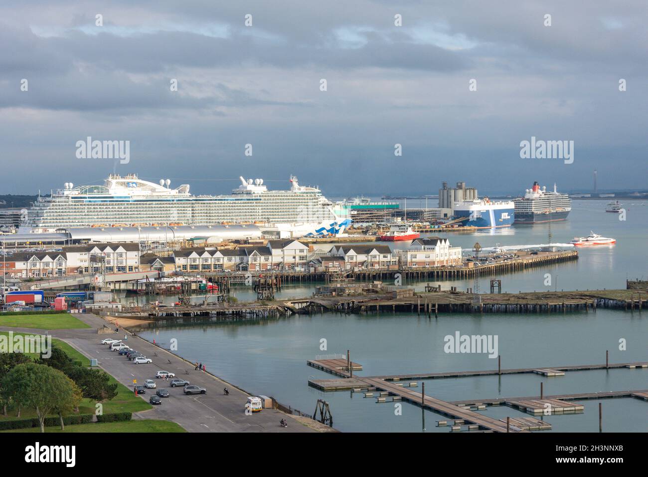 Princess Cruises nave da crociera Sky Princess ormeggiata nel porto di Southampton, Hampshire, Inghilterra, Regno Unito Foto Stock