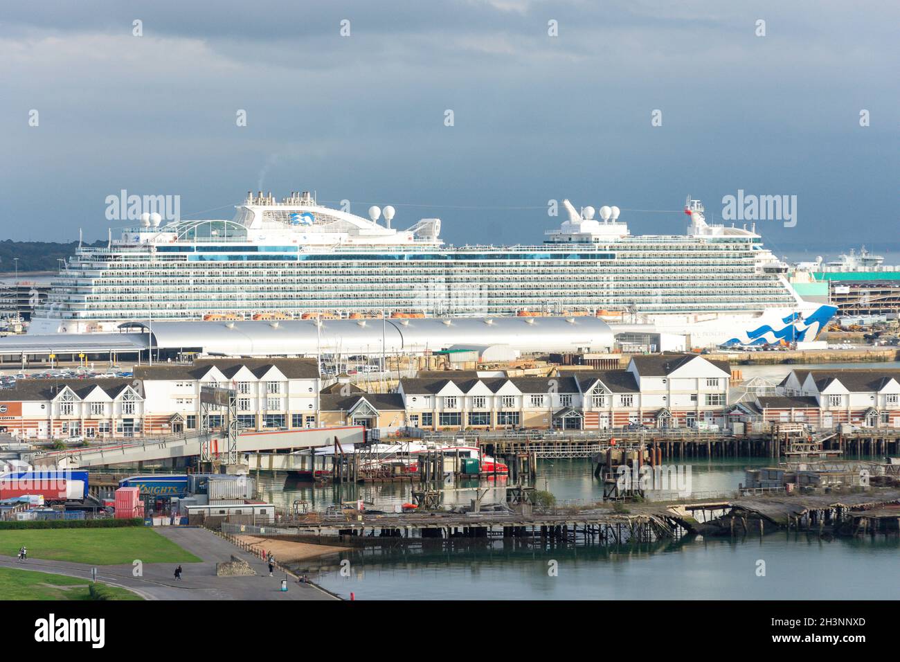 Princess Cruises Sky Princess nave da crociera ormeggiato nel porto, Southampton, Hampshire, Inghilterra, Regno Unito Foto Stock