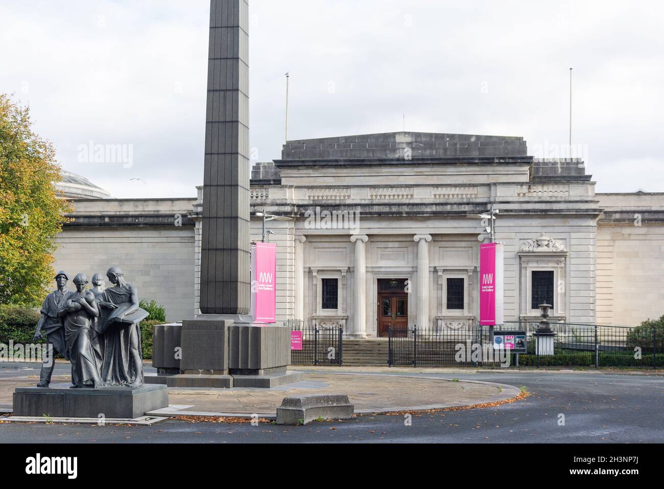 The Leverhulme Memorial, obelisque and Lady Lever Art Gallery, Queen Mary's Drive, Port Sunlight, Wirral, Merseyside, Inghilterra, Regno Unito Foto Stock