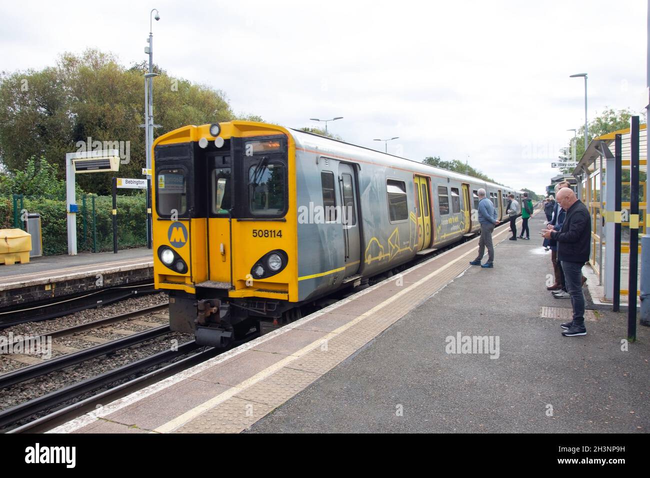 Treno Merseyrail a Bebington Station, Bebington, Metropolitan Borough of Wirral, Merseyside, Inghilterra, Regno Unito Foto Stock