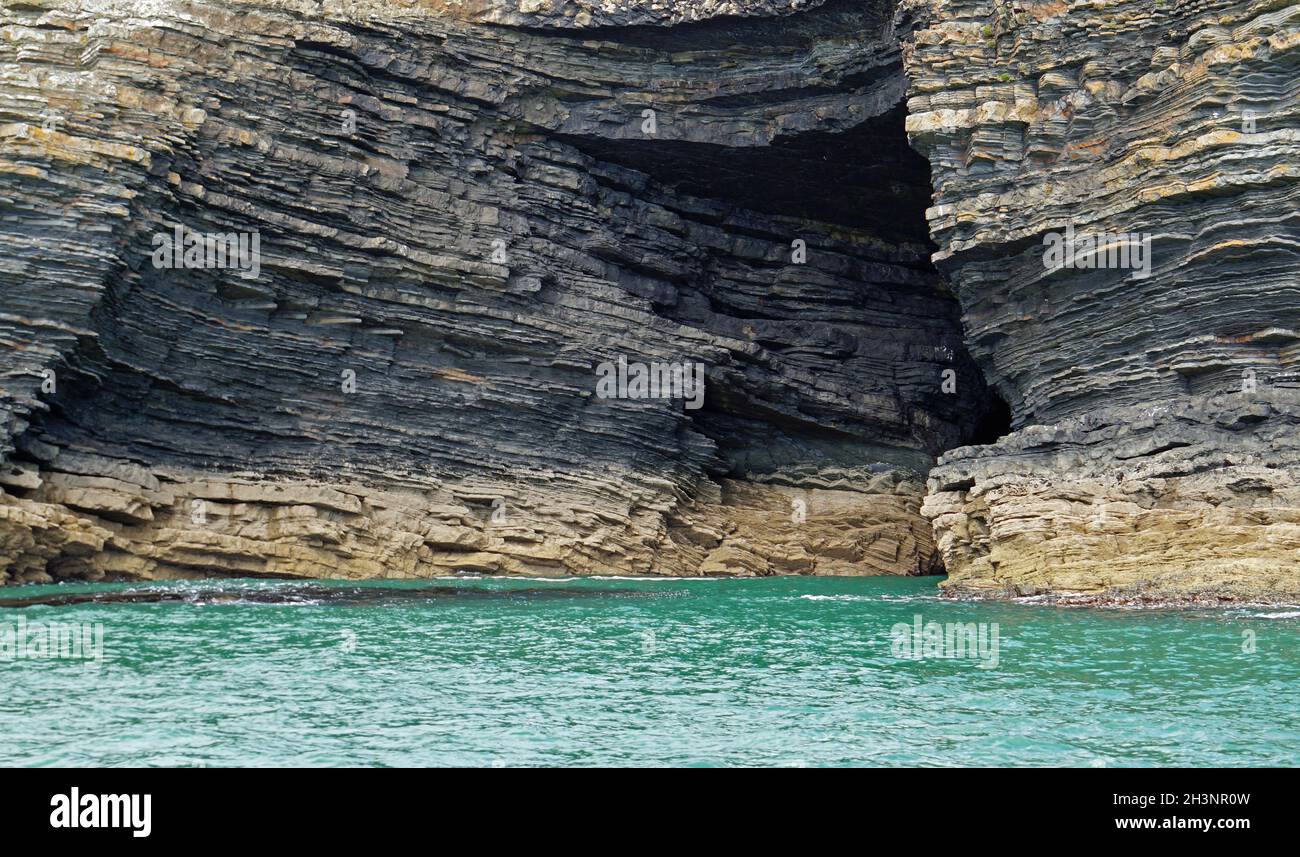 Vista della costa rocciosa vicino a Carrigaholt dal mare Foto Stock