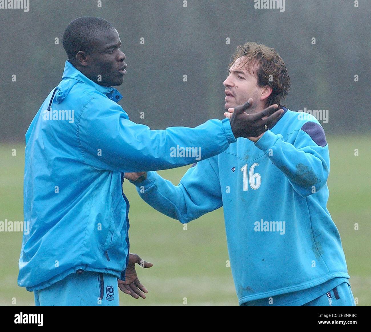 FORMAZIONE PORTSMOUTH 19-03-04 EYAL BERKOVIC SI ANIMA CON AMDY FAYE DURANTE LA SESSIONE DI TRAING DI PORTSMOUTH PRIMA DEL DERBY LOCALE CONTRO SOUTHAMPTON. PIC MIKE WALKER, 2004 Foto Stock