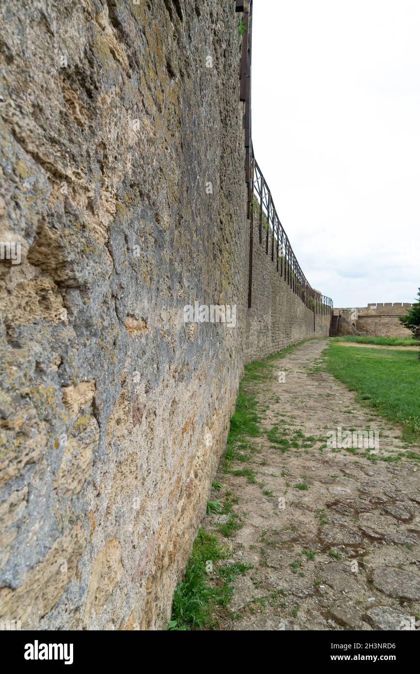 Il muro della fortezza è in pietra naturale. Pietra calcarea antica. Sfondo creativo vintage. Ucraina. Belgorod - Dnestrovsky. Foto Stock