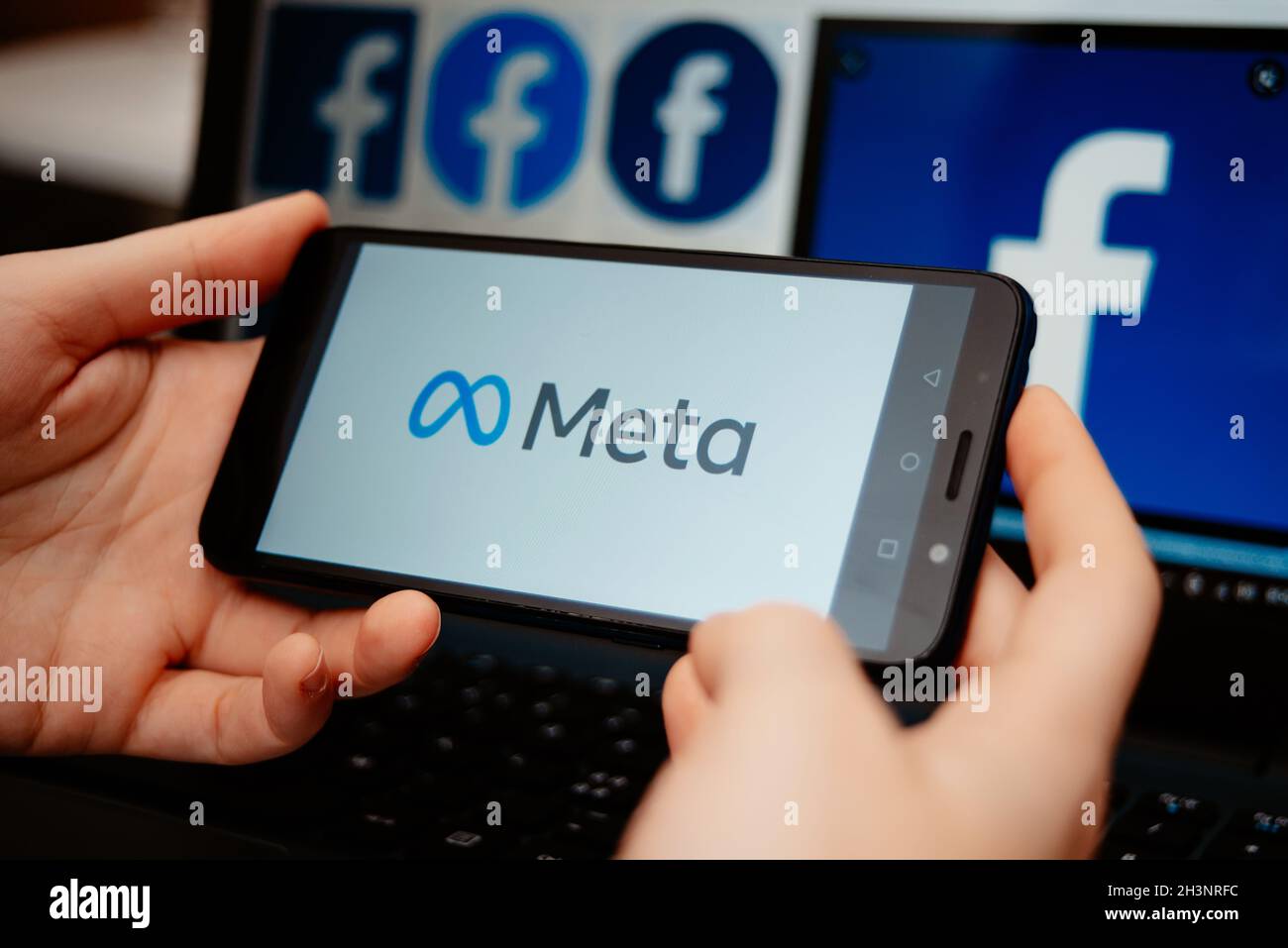 Sarajevo, Bosnia-Erzegovina - 10.29.2021: Facebook rebranding su nuovo nome e logo Meta sul cellulare Foto Stock