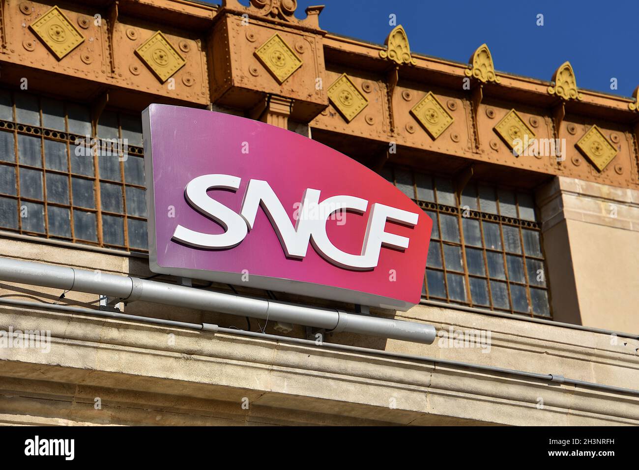 Marsiglia, Francia. 28 ottobre 2021. Logo SNCF visto all'ingresso della stazione di Saint-Charles. Credit: SOPA Images Limited/Alamy Live News Foto Stock