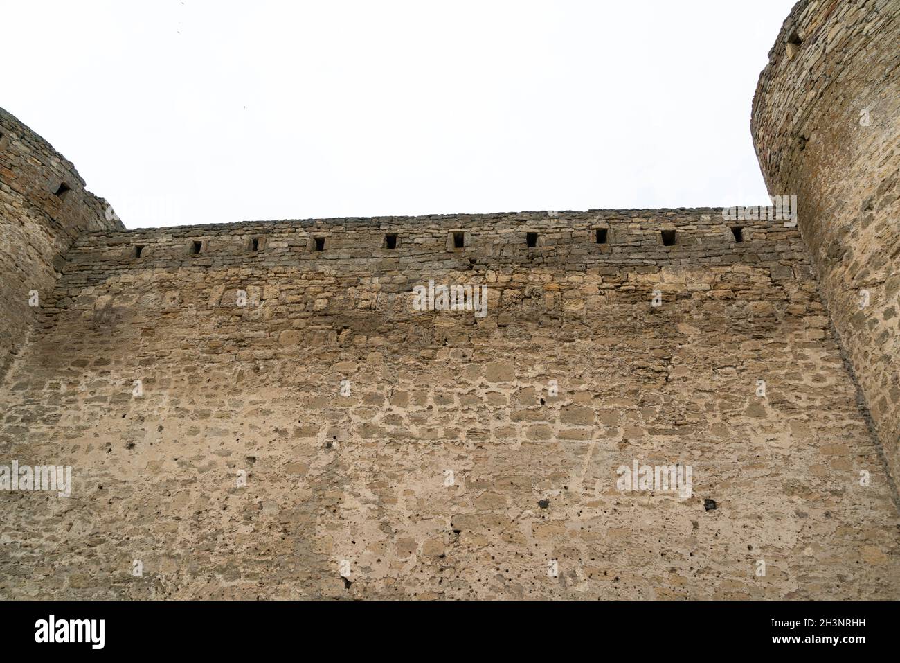 Il muro della fortezza è in pietra naturale. Pietra calcarea antica. Sfondo creativo vintage. Ucraina. Belgorod - Dnestrovsky. Foto Stock