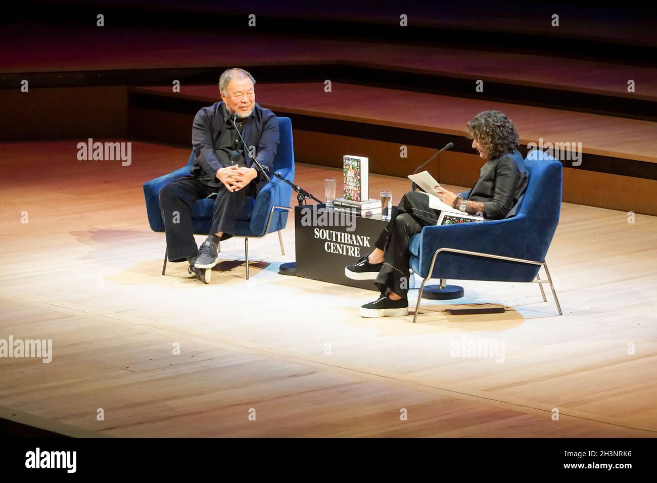 Londra, UK, 29 ottobre 2021: L'artista ai Weiwei ha lanciato la sua autobiografia '1000 Years of joys and Sorrows' al Royal Festival Hall come parte del London Literature Festival. L'artista è stato intervistato dal giornalista della BBC Razia Iqbal sulla sua storia familiare in Cina, la sua detenzione da parte delle autorità cinesi e la sua arte. Per segnare l'occasione, una nuova opera d'arte di ai è stata proiettata all'esterno dell'edificio, comprende citazioni da una selezione internazionale di scrittori e attivisti. Anna Watson/Alamy Live News Foto Stock