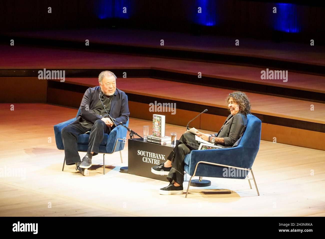Londra, UK, 29 ottobre 2021: L'artista ai Weiwei ha lanciato la sua autobiografia '1000 Years of joys and Sorrows' al Royal Festival Hall come parte del London Literature Festival. L'artista è stato intervistato dal giornalista della BBC Razia Iqbal sulla sua storia familiare in Cina, la sua detenzione da parte delle autorità cinesi e la sua arte. Per segnare l'occasione, una nuova opera d'arte di ai è stata proiettata all'esterno dell'edificio, comprende citazioni da una selezione internazionale di scrittori e attivisti. Anna Watson/Alamy Live News Foto Stock