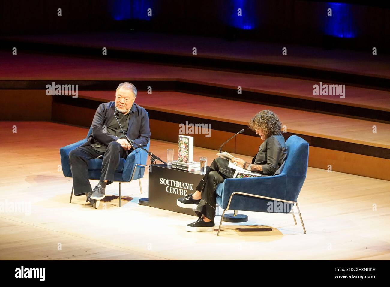 Londra, UK, 29 ottobre 2021: L'artista ai Weiwei ha lanciato la sua autobiografia '1000 Years of joys and Sorrows' al Royal Festival Hall come parte del London Literature Festival. L'artista è stato intervistato dal giornalista della BBC Razia Iqbal sulla sua storia familiare in Cina, la sua detenzione da parte delle autorità cinesi e la sua arte. Per segnare l'occasione, una nuova opera d'arte di ai è stata proiettata all'esterno dell'edificio, comprende citazioni da una selezione internazionale di scrittori e attivisti. Anna Watson/Alamy Live News Foto Stock