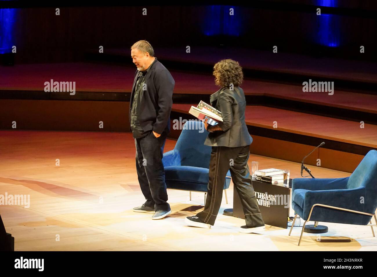 Londra, UK, 29 ottobre 2021: L'artista ai Weiwei ha lanciato la sua autobiografia '1000 Years of joys and Sorrows' al Royal Festival Hall come parte del London Literature Festival. L'artista è stato intervistato dal giornalista della BBC Razia Iqbal sulla sua storia familiare in Cina, la sua detenzione da parte delle autorità cinesi e la sua arte. Per segnare l'occasione, una nuova opera d'arte di ai è stata proiettata all'esterno dell'edificio, comprende citazioni da una selezione internazionale di scrittori e attivisti. Anna Watson/Alamy Live News Foto Stock